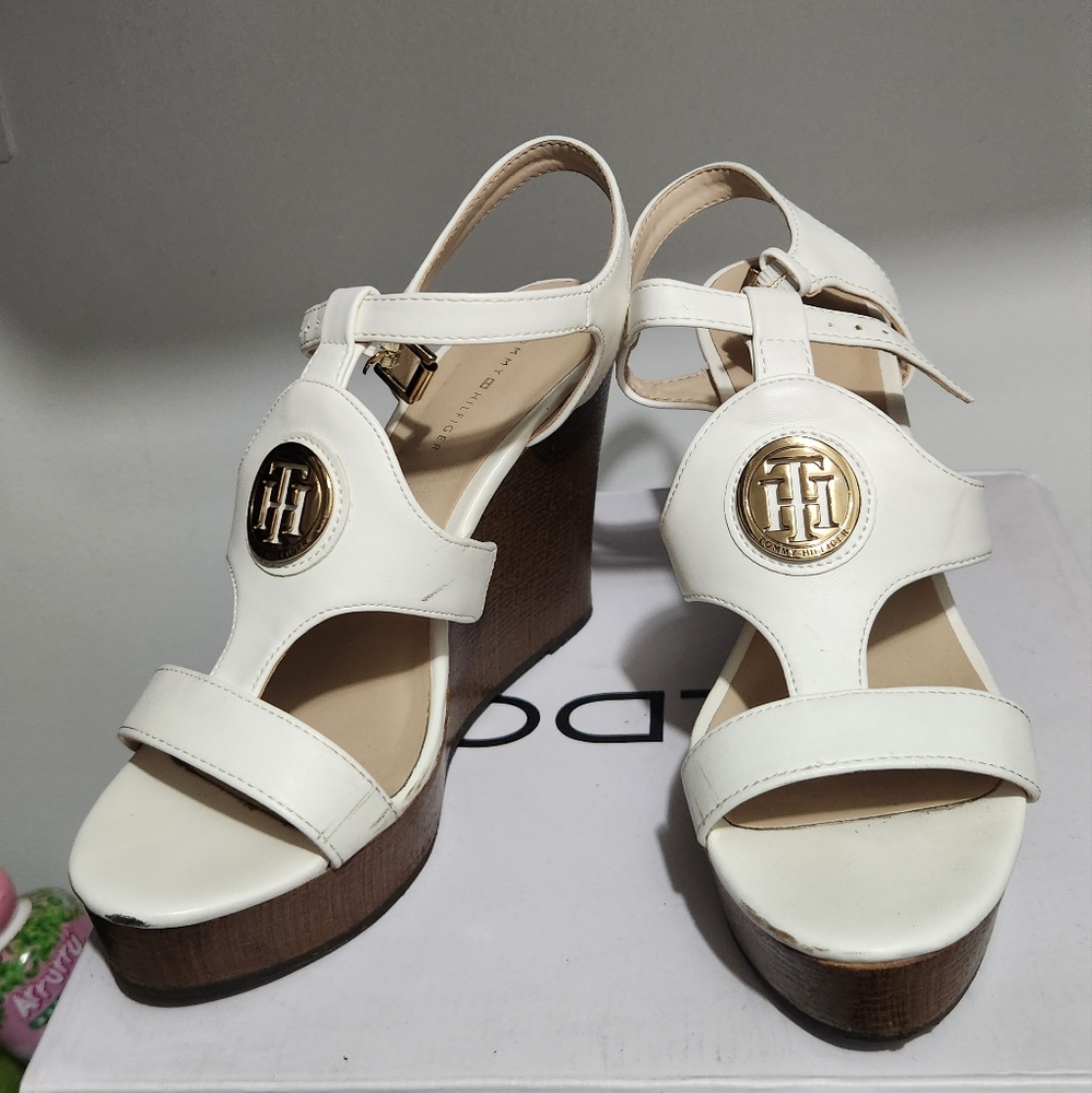 Tommy Hilfiger White Wedge Sandals Gold Logo Women’s sz 7.5 M